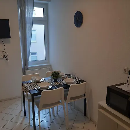 Apartment Zentrale 2-zimmer-wohnungen Fuer Gruppen & Monteure, Fusslaeufig Zur Elbe & Shoppingcenter *